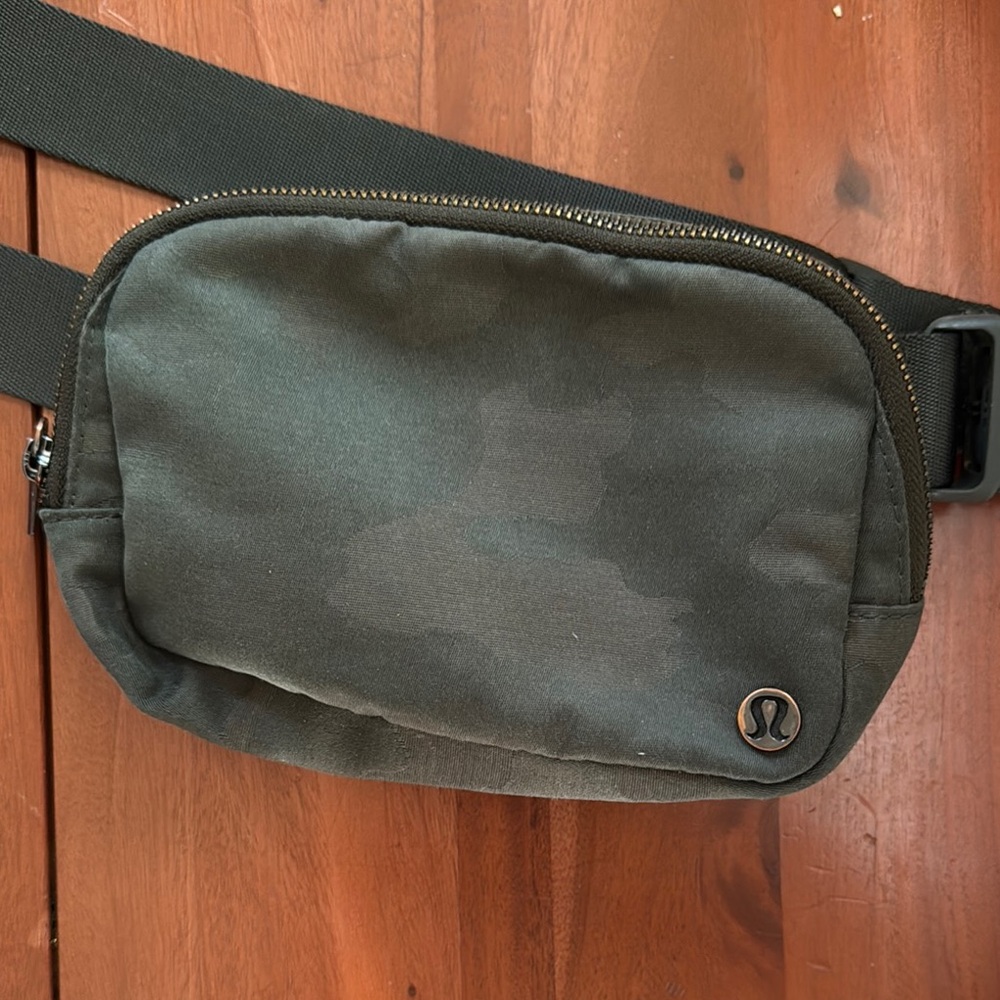 Lululemon Athletica Black Belt Bag Minimalist Design